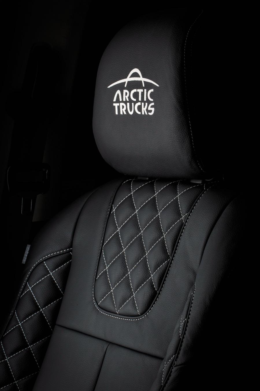 Детали интерьера Isuzu D-Max Stealth by Arctic Trucks 2018 года  (UK) (фото 8 из 12)